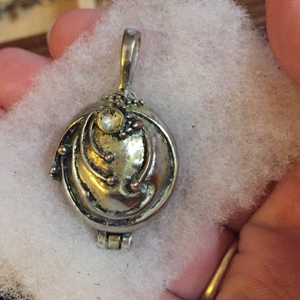 Pill box charm silver/gold